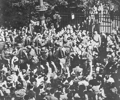 Pożegnanie żołnierzy odjeżdżających na front w Warszawie w 1939 roku kopia
