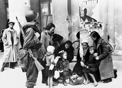Warsaw 1939 refugees and soldier kopia